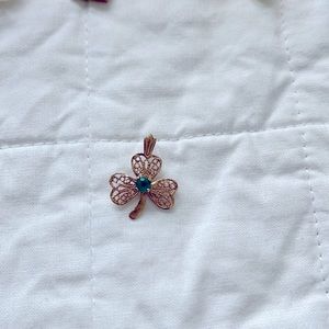 14k yellow gold clover pendant with emerald stone.